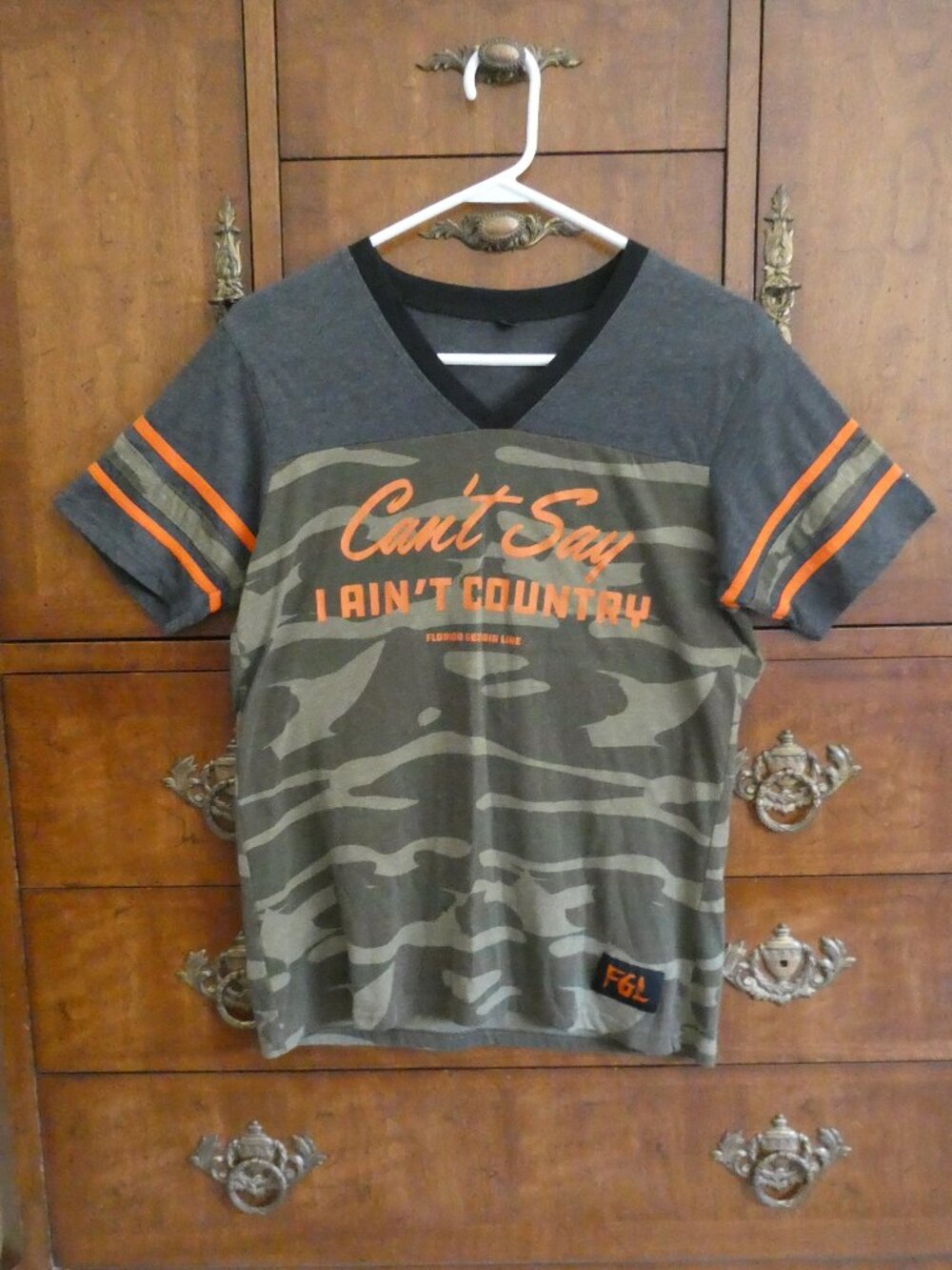 Florida Georgia Line 2019 Camo V-neck T-shirt Women's Size Large